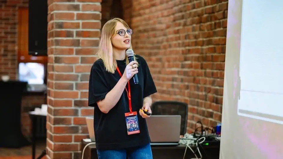 Юлиана выступает с презентацией