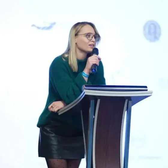 Юлиана выступает на сцене